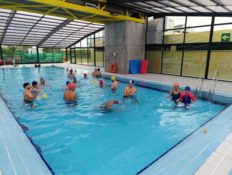 Actividades acuáticas en la piscina de Torreblanca