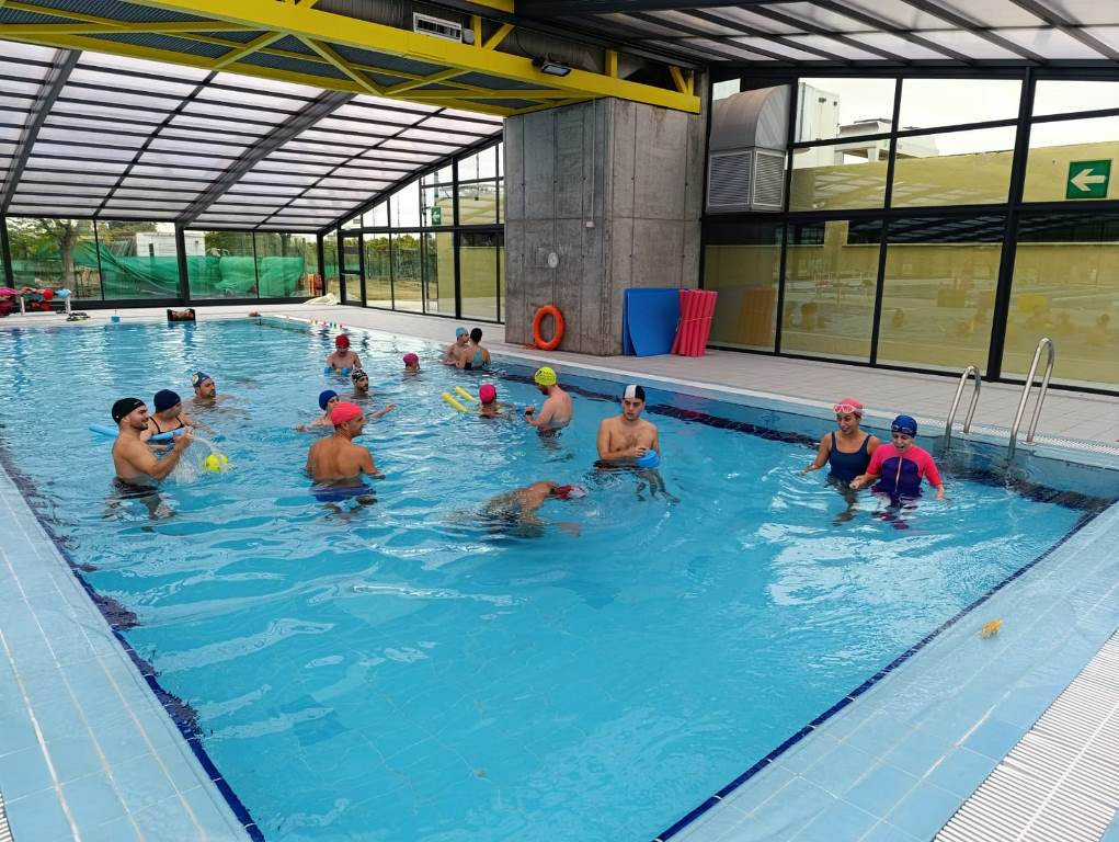 Actividades acuáticas en la piscina de Torreblanca